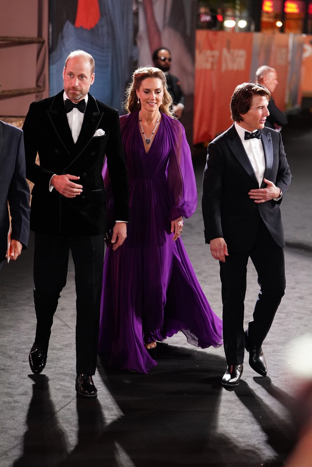 Tom Cruise vừa đứng cạnh Kate Middleton, ai ngờ t&agrave;i tử Hollywood đ&atilde; c&oacute; 34 năm &ldquo;qua lại&rdquo; với Ho&agrave;ng gia Anh- Ảnh 9.