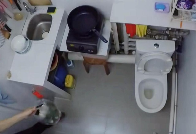 Bật khóc ở Hong Kong: Mẹ đơn thân cùng con gái sống trong “hộp diêm” 5m², bếp ngay cạnh bồn cầu, vẫn cố vun vén thành mái ấm - Ảnh 2.