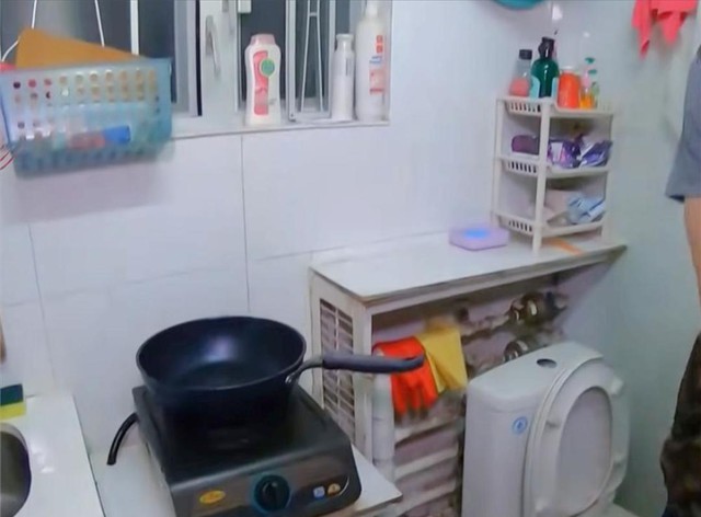 Bật khóc ở Hong Kong: Mẹ đơn thân cùng con gái sống trong “hộp diêm” 5m², bếp ngay cạnh bồn cầu, vẫn cố vun vén thành mái ấm - Ảnh 5.