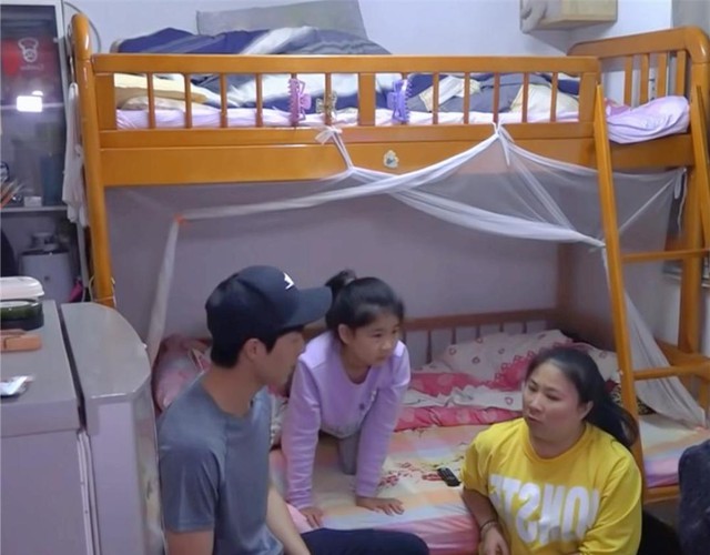Bật khóc ở Hong Kong: Mẹ đơn thân cùng con gái sống trong “hộp diêm” 5m², bếp ngay cạnh bồn cầu, vẫn cố vun vén thành mái ấm - Ảnh 16.