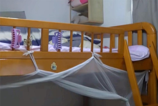 Bật khóc ở Hong Kong: Mẹ đơn thân cùng con gái sống trong “hộp diêm” 5m², bếp ngay cạnh bồn cầu, vẫn cố vun vén thành mái ấm - Ảnh 15.