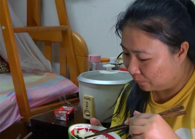 Bật khóc ở Hong Kong: Mẹ đơn thân cùng con gái sống trong “hộp diêm” 5m², bếp ngay cạnh bồn cầu, vẫn cố vun vén thành mái ấm - Ảnh 17.