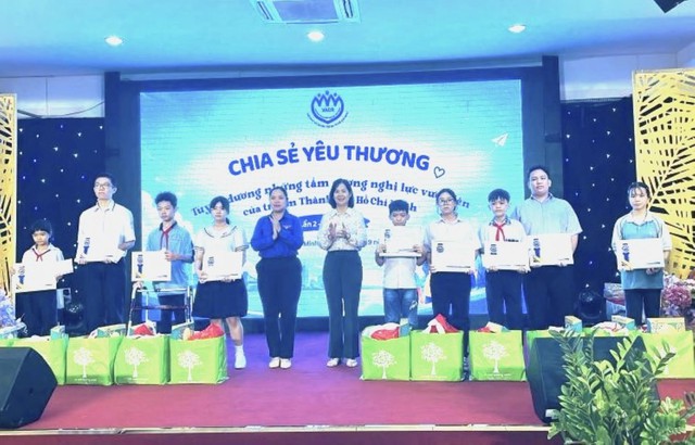 Saigon Co.op trao 200 triệu đồng tiếp sức trẻ em vượt khó vươn lên - Ảnh 1.