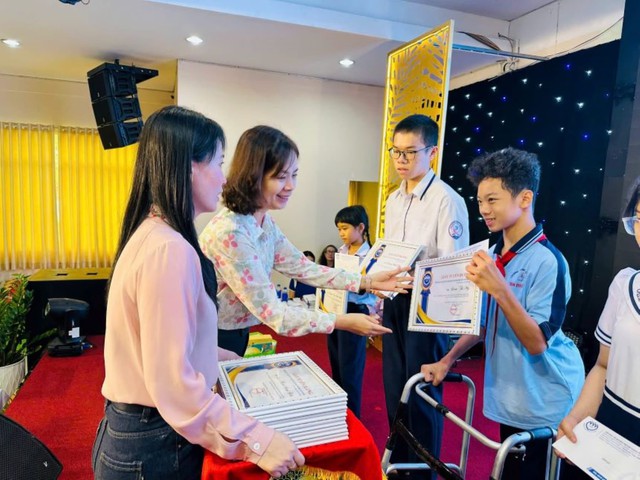Saigon Co.op trao 200 triệu đồng tiếp sức trẻ em vượt khó vươn lên - Ảnh 2.