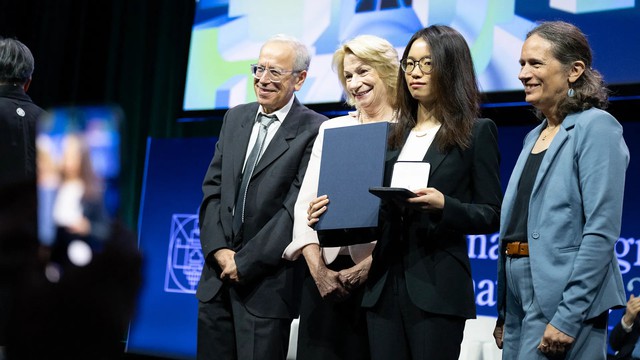 Thu nhập của người phụ nữ duy nhất giành giải "Nobel Toán học" năm 2026 - Ảnh 2.