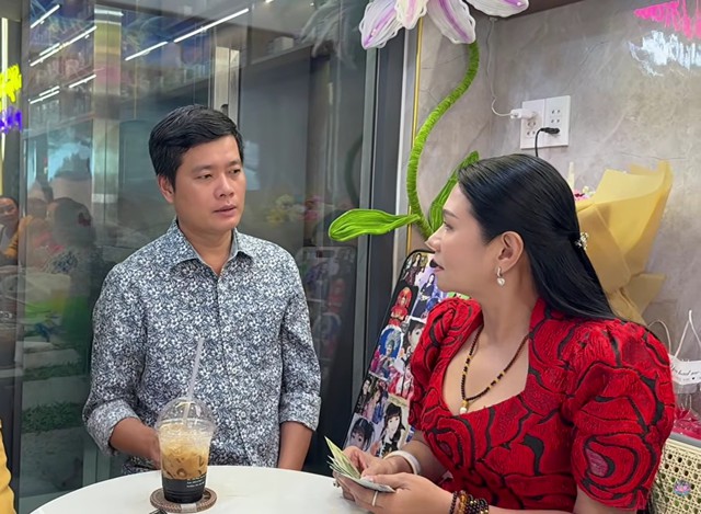 Nữ NSƯT từ Mỹ về cầm một xấp tiền ph&aacute;t cho &ocirc;ng tr&ugrave;m showbiz SN 1984 - Ảnh 2.