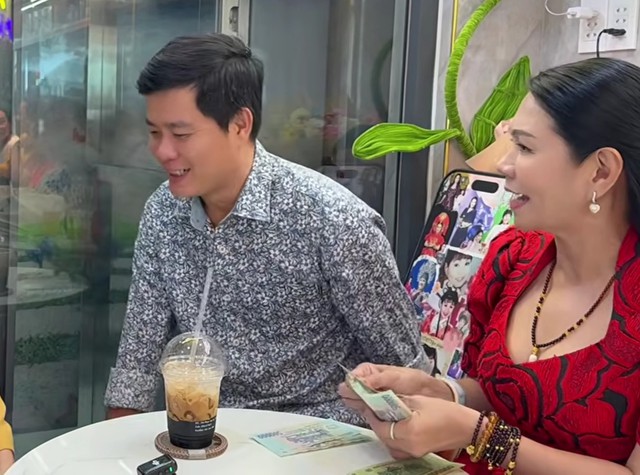 Nữ NSƯT từ Mỹ về cầm một xấp tiền ph&aacute;t cho &ocirc;ng tr&ugrave;m showbiz SN 1984 - Ảnh 1.