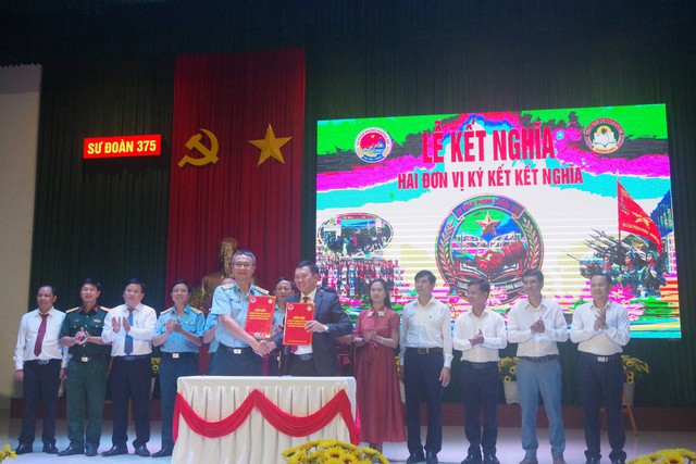 Sư đoàn 375 kết nghĩa, đồng hành cùng học sinh dân tộc nội trú - Ảnh 2.