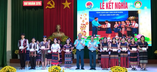 Sư đoàn 375 kết nghĩa, đồng hành cùng học sinh dân tộc nội trú - Ảnh 3.