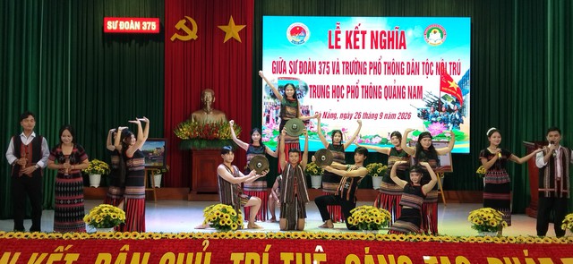 Sư đoàn 375 kết nghĩa, đồng hành cùng học sinh dân tộc nội trú - Ảnh 4.