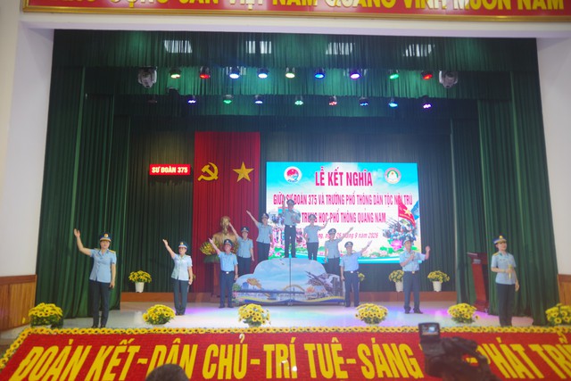 Sư đoàn 375 kết nghĩa, đồng hành cùng học sinh dân tộc nội trú - Ảnh 5.