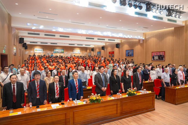 Trường Y và Khoa học Sức khỏe HUTECH khai khóa năm học mới - Ảnh 2.