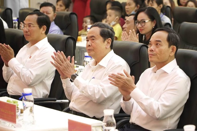 Chủ tịch Quốc hội Trần Thanh Mẫn thăm, tặng qu&agrave; Trung thu cho bệnh nhi Bệnh viện Nhi đồng 1 - Ảnh 2.