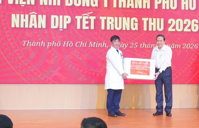 Chủ tịch Quốc hội Trần Thanh Mẫn thăm, tặng qu&agrave; Trung thu cho bệnh nhi Bệnh viện Nhi đồng 1 - Ảnh 4.