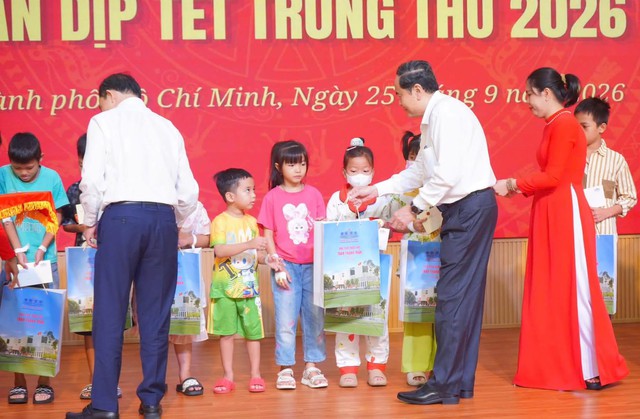 Chủ tịch Quốc hội Trần Thanh Mẫn thăm, tặng qu&agrave; Trung thu cho bệnh nhi Bệnh viện Nhi đồng 1 - Ảnh 3.