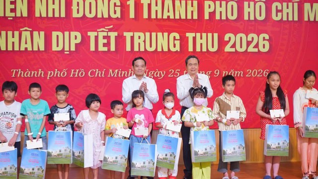Chủ tịch Quốc hội Trần Thanh Mẫn thăm, tặng qu&agrave; Trung thu cho bệnh nhi Bệnh viện Nhi đồng 1 - Ảnh 1.
