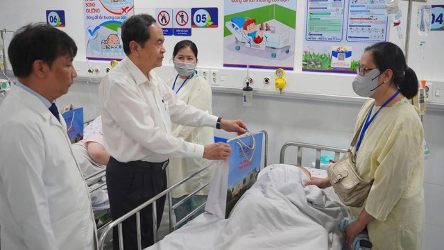 Chủ tịch Quốc hội Trần Thanh Mẫn thăm, tặng qu&agrave; Trung thu cho bệnh nhi Bệnh viện Nhi đồng 1 - Ảnh 7.