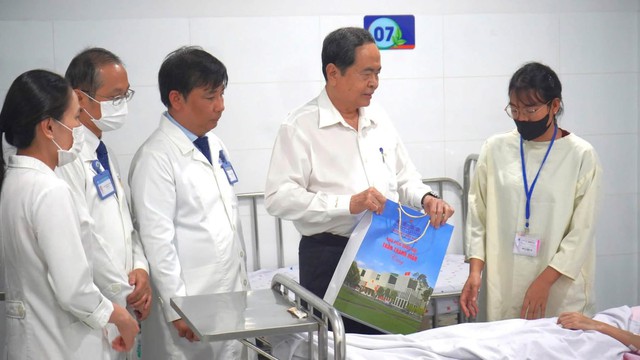 Chủ tịch Quốc hội Trần Thanh Mẫn thăm, tặng qu&agrave; Trung thu cho bệnh nhi Bệnh viện Nhi đồng 1 - Ảnh 5.