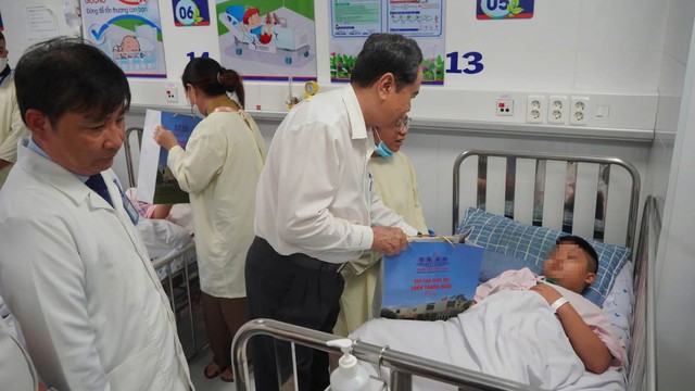 Chủ tịch Quốc hội Trần Thanh Mẫn thăm, tặng qu&agrave; Trung thu cho bệnh nhi Bệnh viện Nhi đồng 1 - Ảnh 6.