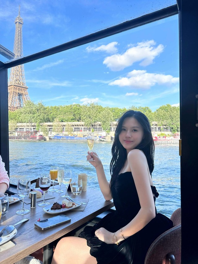 Mỹ nhân Tuyên Quang khoe nhan sắc mẹ 2 con rạng rỡ trong chuyến du lịch châu Âu với trung vệ Thành Chung - Ảnh 3.