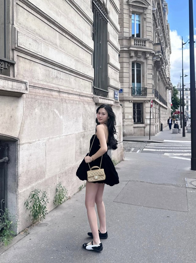 Mỹ nhân Tuyên Quang khoe nhan sắc mẹ 2 con rạng rỡ trong chuyến du lịch châu Âu với trung vệ Thành Chung - Ảnh 2.