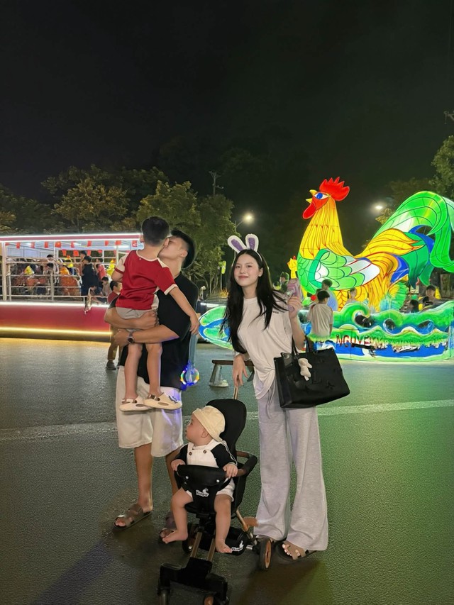 Mỹ nhân Tuyên Quang khoe nhan sắc mẹ 2 con rạng rỡ trong chuyến du lịch châu Âu với trung vệ Thành Chung - Ảnh 7.