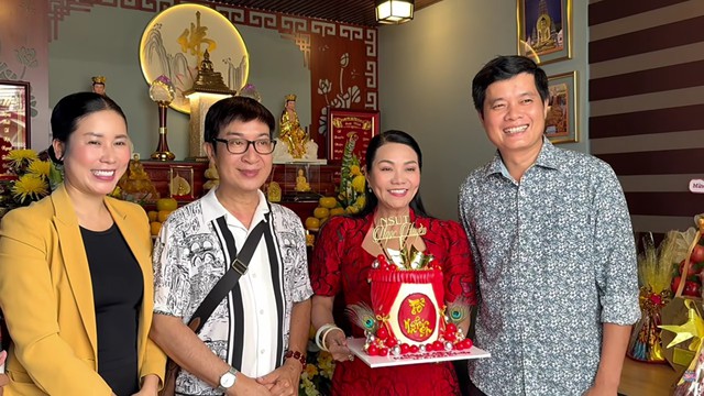 Nữ NSƯT từ Mỹ về n&oacute;i chuyện l&agrave;m tiệc đ&atilde;i hơn 300 người - Ảnh 1.