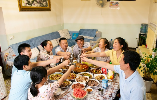 T&ocirc;i chia mảnh đất th&agrave;nh 3 phần, định nhường hết cho c&aacute;c con rồi đi thu&ecirc; nh&agrave;, nhưng lời con trưởng khiến t&ocirc;i bất ngờ v&agrave; rưng rưng nước mắt- Ảnh 1.
