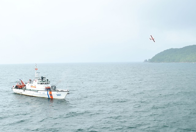 Bộ Tư lệnh V&ugrave;ng Cảnh s&aacute;t biển 4 diễn tập chiến thuật v&ograve;ng tổng hợp, bắn đạn thật tr&ecirc;n biển năm 2026 - Ảnh 9.