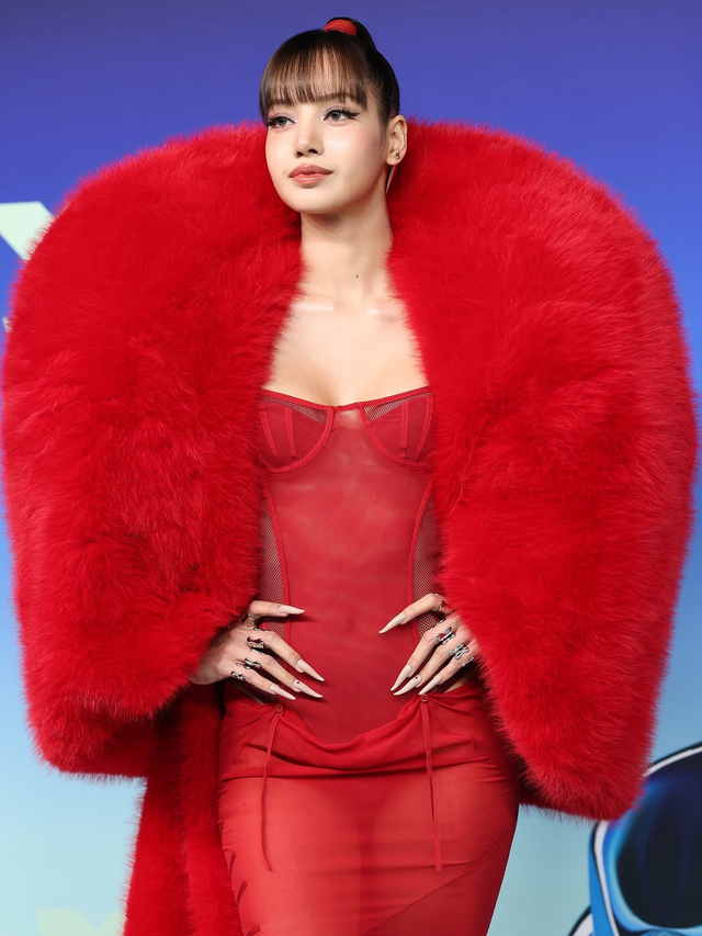 Lan truyền clip Lisa (BLACKPINK) hành xử thô lỗ tại Paris Fashion Week?- Ảnh 4.
