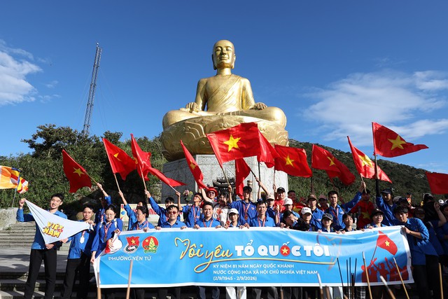 Gần 4000 người trẻ mang màu cờ Tổ quốc lên đỉnh thiêng Yên Tử thực hiện hành trình “Rạng rỡ Việt Nam” - Ảnh 1.