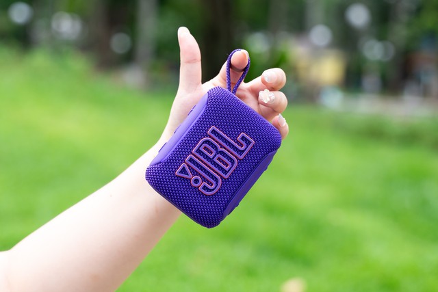 Từ b&atilde;i biển đến b&agrave;n l&agrave;m việc, chiếc loa mini n&agrave;y c&oacute; thực sự đ&aacute;ng mang theo mọi l&uacute;c mọi nơi?- Ảnh 4.