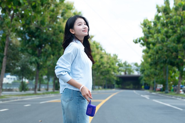 Từ b&atilde;i biển đến b&agrave;n l&agrave;m việc, chiếc loa mini n&agrave;y c&oacute; thực sự đ&aacute;ng mang theo mọi l&uacute;c mọi nơi?- Ảnh 5.