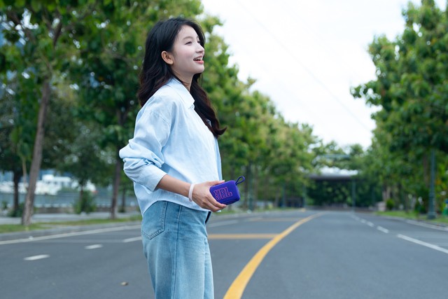 Từ b&atilde;i biển đến b&agrave;n l&agrave;m việc, chiếc loa mini n&agrave;y c&oacute; thực sự đ&aacute;ng mang theo mọi l&uacute;c mọi nơi?- Ảnh 7.