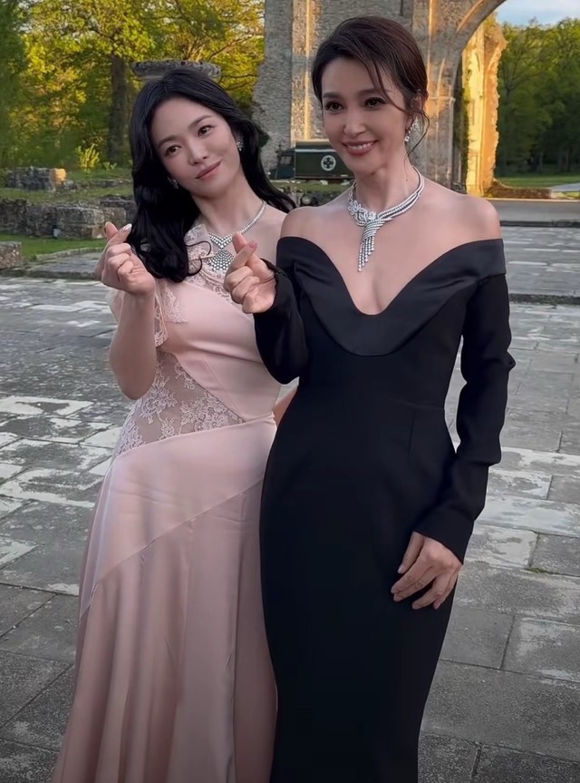 Những lần Song Hye Kyo chung khung hình với mỹ nhân Cbiz: Lấn át Triệu Vy nhưng lại thua Chương Tử Di, Châu Tấn - Ảnh 2.