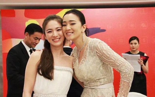 Những lần Song Hye Kyo chung khung hình với mỹ nhân Cbiz: Lấn át Triệu Vy nhưng lại thua Chương Tử Di, Châu Tấn - Ảnh 6.