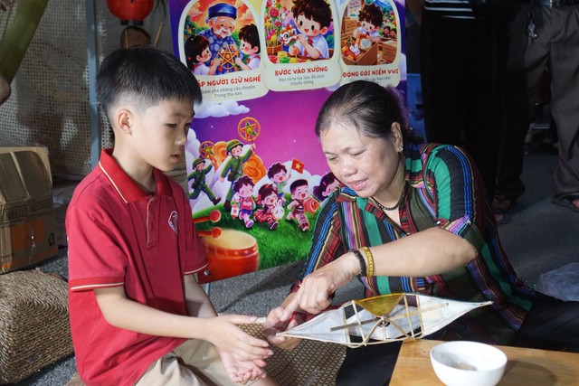 5 ngôi trường, một mùa trăng: Khi di sản dân gian được chạm bằng đôi tay trẻ thơ - Ảnh 4.