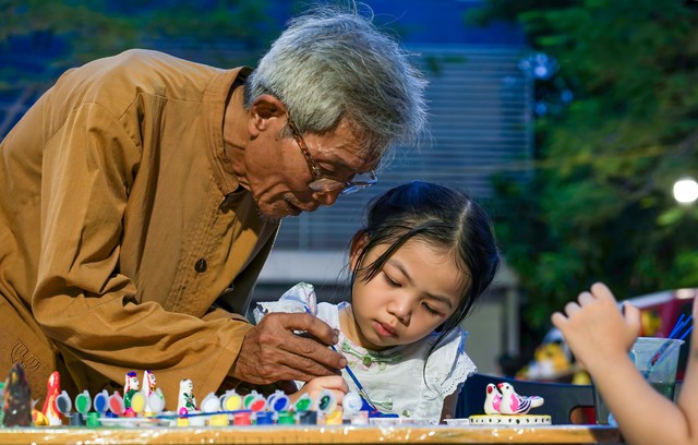 5 ngôi trường, một mùa trăng: Khi di sản dân gian được chạm bằng đôi tay trẻ thơ - Ảnh 7.