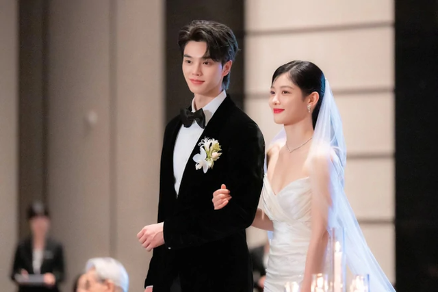 Đã rõ mối quan hệ của "em gái quốc dân" Kim Yoo Jung và Song Kang- Ảnh 2.