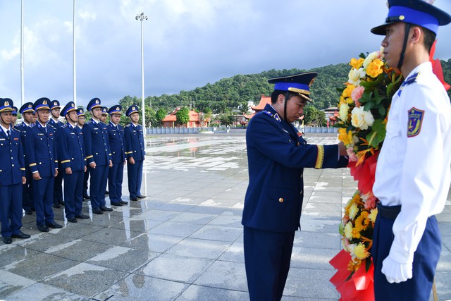 Bộ Tư lệnh Vùng Cảnh sát biển 4 tri ân công lao Chủ tịch Hồ Chí Minh - Ảnh 1.