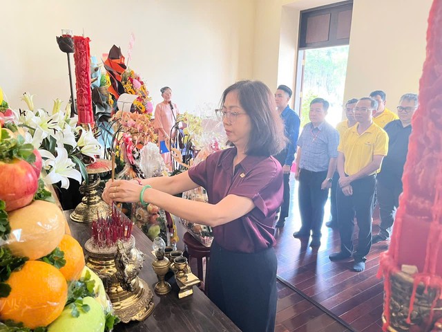 Chi bộ Siêu thị Hòa Bình kết nạp hai đảng viên trẻ tại Bến Nhà Rồng - Ảnh 1.