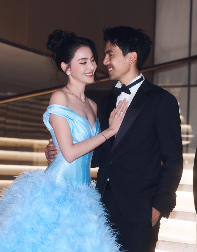 Vạn vật đều thua "ma nữ đẹp nhất Thái Lan" Mai Davika khi diện váy của NTK Việt, cùng chồng phát cẩu lương rợp trời tại sự kiện- Ảnh 6.