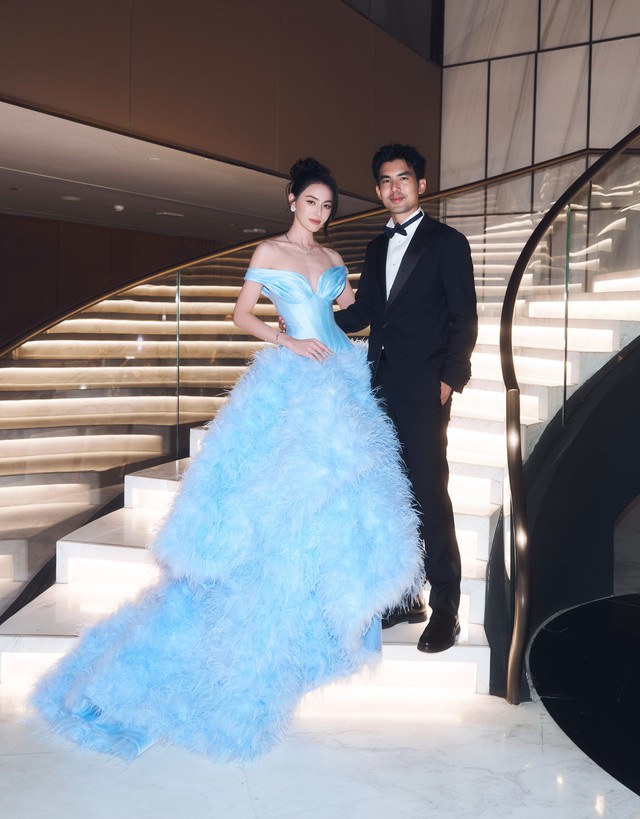 Vạn vật đều thua "ma nữ đẹp nhất Thái Lan" Mai Davika khi diện váy của NTK Việt, cùng chồng phát cẩu lương rợp trời tại sự kiện- Ảnh 7.