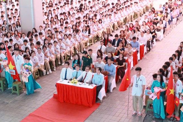 Rộn r&agrave;ng ng&agrave;y khai giảng năm học 2026&ndash;2027 tại Trường THPT Đỗ Mười - Ảnh 4.