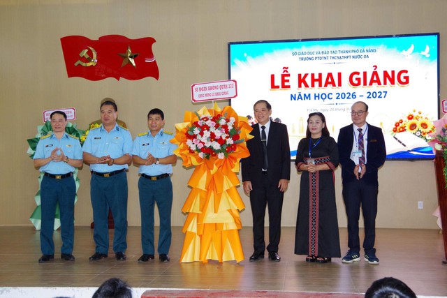 Sư đo&agrave;n 372 tiếp sức học sinh đến trường - Ảnh 3.