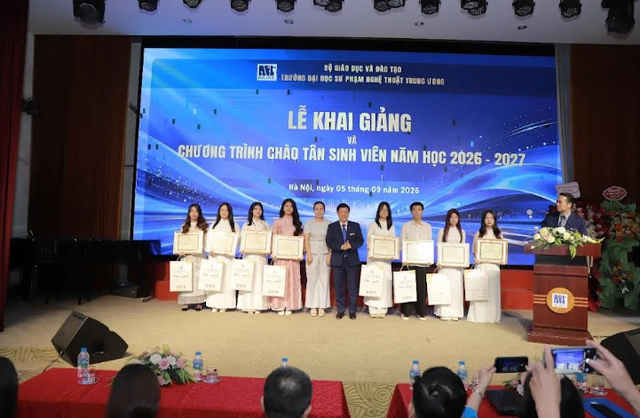 Trường Đại học Sư phạm Nghệ thuật Trung ương khai giảng năm học mới: tự h&agrave;o d&ograve;ng chảy s&aacute;ng tạo, vươn tầm bức ph&aacute; trong kỷ nguy&ecirc;n số - Ảnh 2.