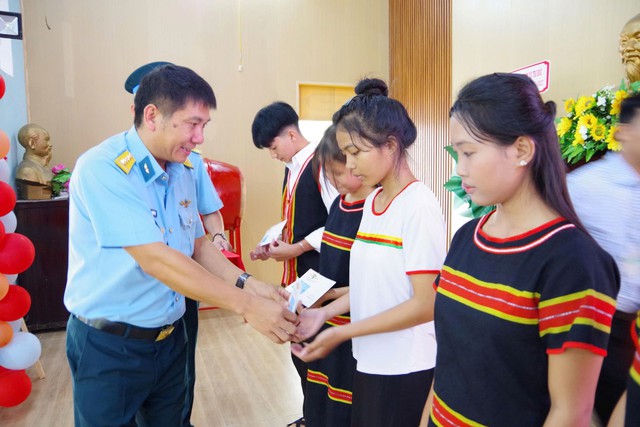 Sư đo&agrave;n 372 tiếp sức học sinh đến trường - Ảnh 4.