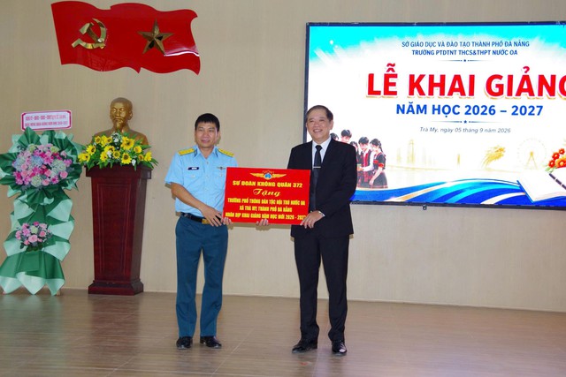 Sư đo&agrave;n 372 tiếp sức học sinh đến trường - Ảnh 5.