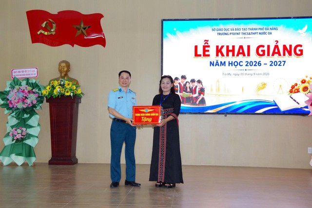 Sư đo&agrave;n 372 tiếp sức học sinh đến trường - Ảnh 6.