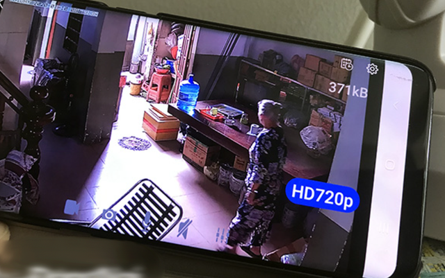 Chứng kiến cảnh mẹ loạng choạng ngồi dậy từ dưới nền nhà, tôi tua lại camera và rồi tim như bị xé rách - Ảnh 1.
